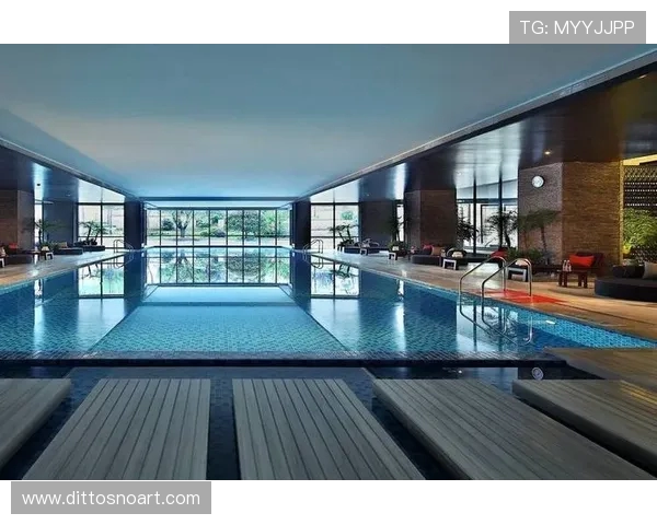 成都公司爆改泳池办公室：2 万元打造网红工位，深水区办公成职场新潮流(1)